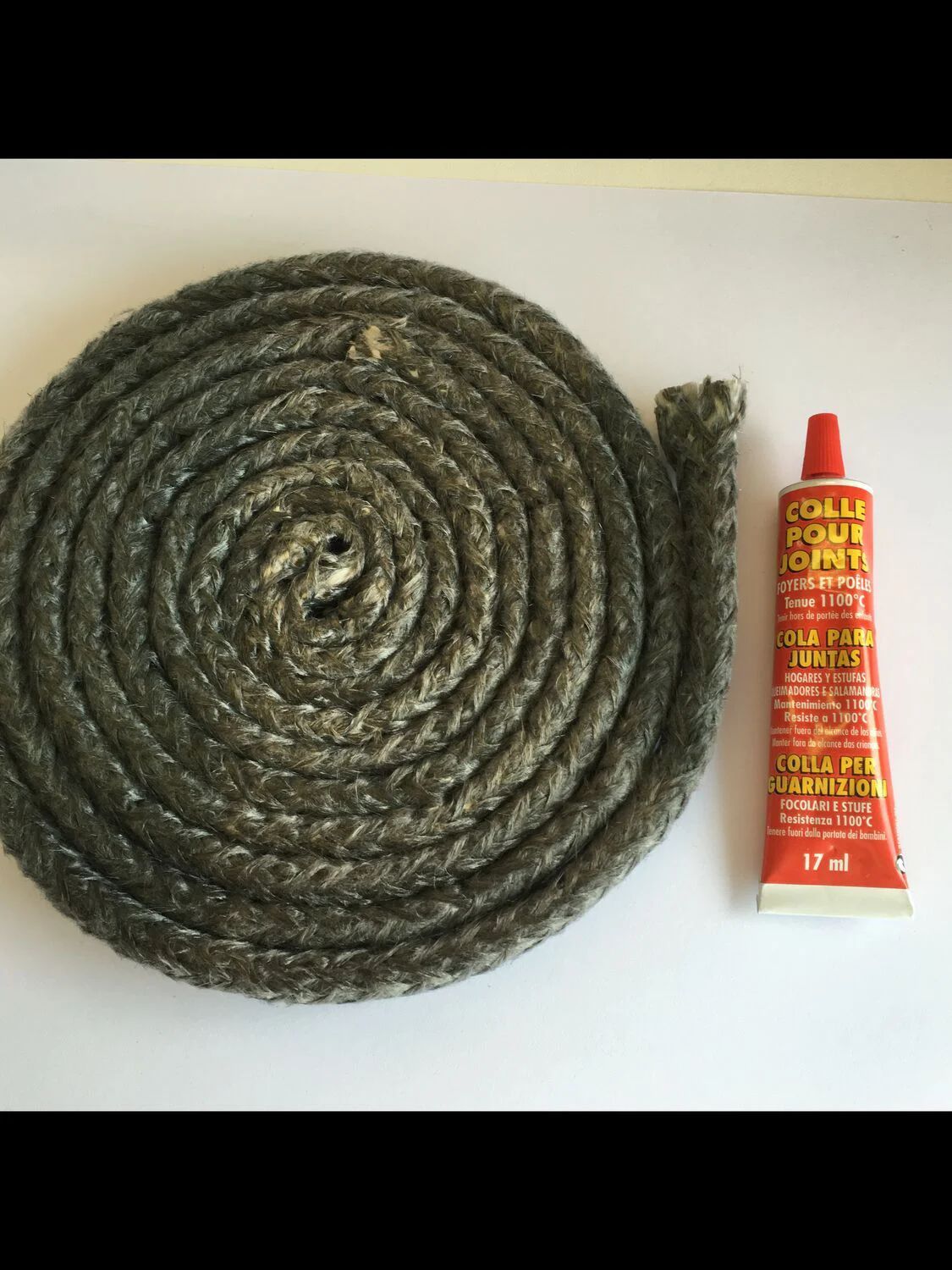 Joint noir Pyrofeu Ø 8 mm x 2,50 m avec tube de colle