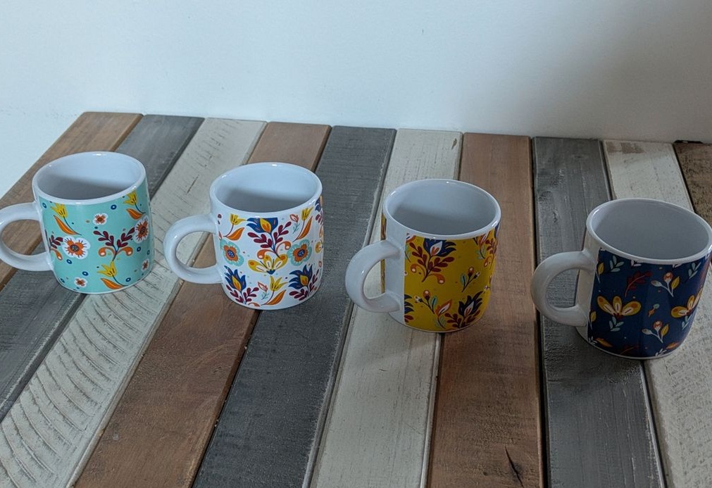 Lot de 4 tasses colorées à motifs fleuris