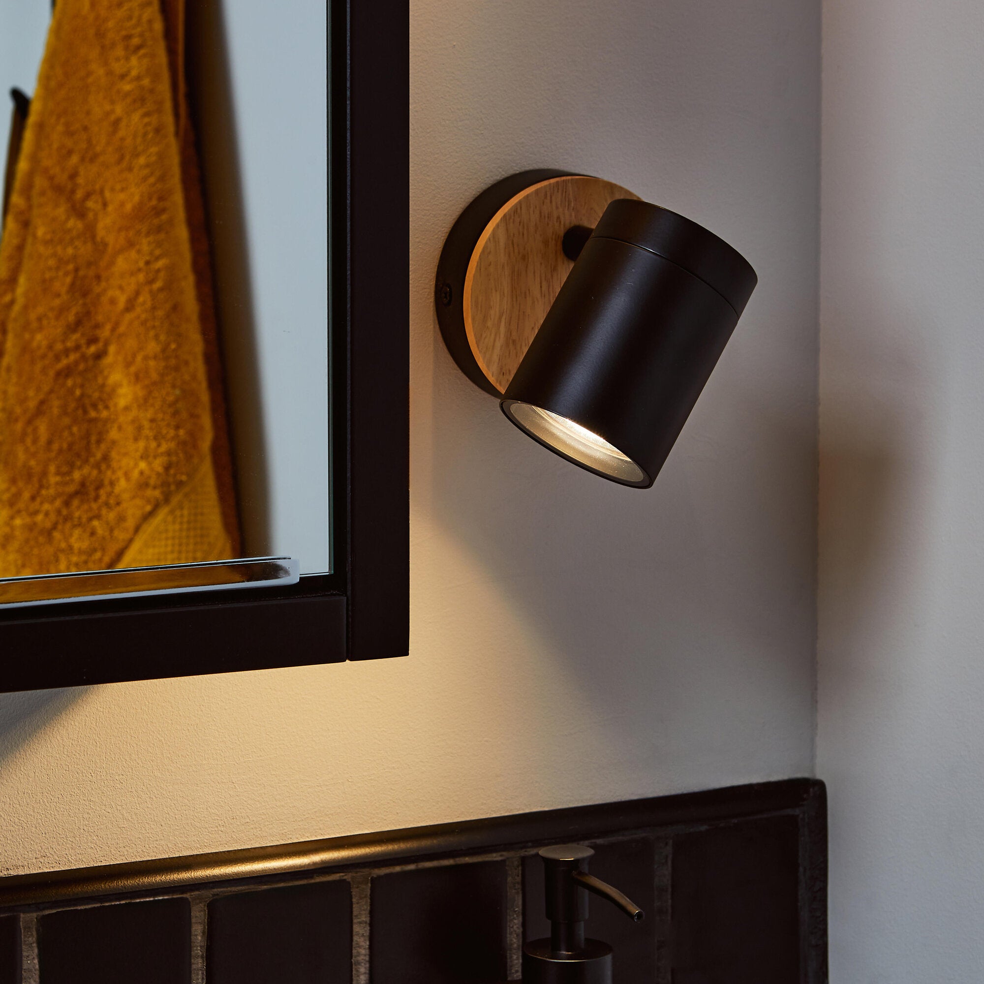 Spot salle de bain INSPIRE Malabe orientable métal bois noir