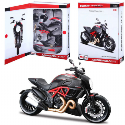 Produit neuf en déstockage - Maquette moto Ducati Diavel Carbon 1:12 à assembler